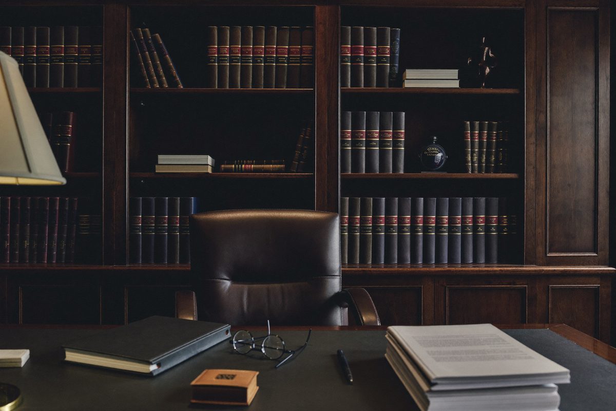 Despacho legal con volúmenes de códigos y expedientes